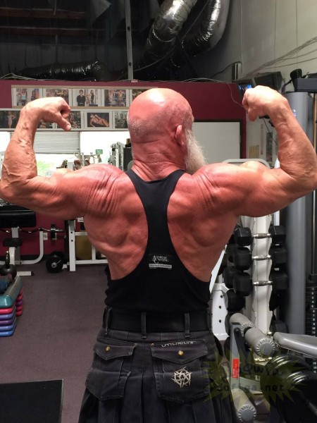 Àíäðåàñ Êàõëèíã æèâîé ïàìÿòíèê óõîäÿùåé «Çîëîòîé Ýðû» áîäèáèëäèíãà. Óæå â òå÷åíèå íåñêîëüêèõ äåñÿòèëåòèé îí íå ïðîïóñêàåò íè îäíîé òðåíèðîâêè, à åñëè íåò âîçìîæíîñòè ïîñåòèòü çàë ïðîâîäèò å¸ äîìà, èñïîëüçóÿ ìåòîä ñòàòè÷åñêîãî íàïðÿæåíèÿ.