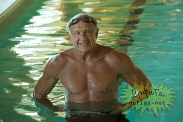  1997 ãîäó Äæåôôðè Ëàéô áûë ñåìåéíûì òåðàïåâòîì. Åìó áûëî 59 ëåò, ó íåãî èìåëñÿ ëèøíèé âåñ, îäûøêà è áûñòðî óõóäøàþùååñÿ çäîðîâüå. Îí íå ìîã äàæå øíóðêè ñåáå çàâÿçàòü, íå íà÷àâ çàäûõàòüñÿ. Ñåé÷àñ åìó 76 ëåò, è, ïî ñëîâàì Äæåôôðè, îí íàõîäèòñÿ â ëó÷øåé ôîðìå çà âñþ ñâîþ æèçíü. Îí òðåíèðóåòñÿ â òðåíàæåðíîì çàëå ïÿòü äíåé â íåäåëþ, èìååò ÷åðíûé ïîÿñ ïî òõýêâîíäî è çàíèìàåòñÿ òàéñêèì áîêñîì.