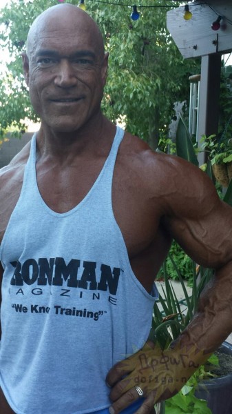 Ïðîôåññèîíàëüíûé áîäèáèëäåð. Ðàñòè íà÷àë çàíèìàòüñÿ áîäèáèëäèíãîì â 12 ëåò, à â 14-ëåòíåì âîçðàñòå óæå íà÷àë ñîðåâíîâàòüñÿ.  17 ëåò þíîøà âûèãðàë ñâîé ïåðâûé òóðíèð. Ýòî áûë «×åìïèîíàò Àðèçîíû» ñðåäè òèíýéäæåðîâ (Teenage Arizona). Âïîñëåäñòâèè îí ïîáåæäàë íà íåì òðè ãîäà ïîäðÿä.