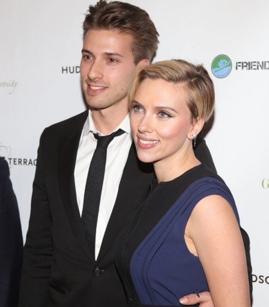 17805660-R3L8T8D-650-Scarlett-Johansson-with-Twin-Brother