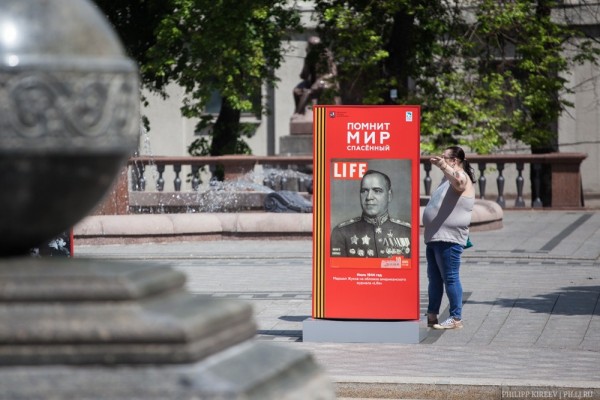 Íà Òâåðñêóþ òàêæå ïðèøëè ïðàâîñëàâíûå àêòèâèñòû, íó è æóðíàëèñòû, êîíå÷íî.  îñíîâíîì, ôîòîãðàôû è âèäåîïåðàòîðû. Ïèøóùèì òóò îñîáî äåëàòü íå÷åãî. Ïðèñóòñòâîâàëè è ïðåäñòàâèòåëè ËÃÁÒ-ñîîáùåñòâà, íî ïðàâîñëàâíûõ áûëî ãîðàçäî áîëüøå. Ñåãîäíÿ ïðàâîñëàâíûå î÷åíü ïðîñèëè åå çàäåðæàòü, íî îíà ïðîñòî ñòîÿëà â ñòîðîíå è îáùàëàñü ñ æóðíàëèñòàìè. Ïîëèöèÿ åå òðîãàòü íå ñòàëà.