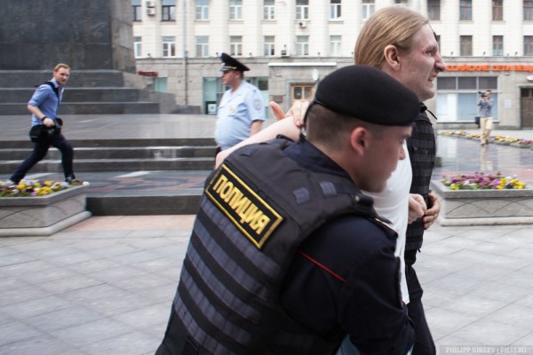 È êîãî çàäåðæèâàþò? Íàïàäàâøåãî ïîëèöèÿ íå òðîíóëà ...