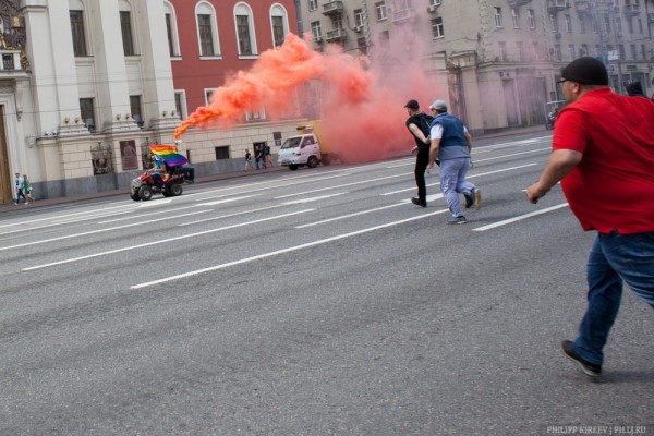 Êâàäðîöèêë ñðàáîòàë êàê êðàñíàÿ òðÿïêà. Ïðàâîñëàâíûå àêòèâèñòû ñðàçó ïîáåæàëè íà íåãî ñ êóëàêàìè.