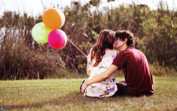 couple-on-the-grass,-kiss,-balloons-162231