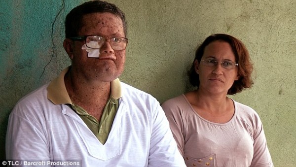 2B74DE7A00000578-3202069-Deide_pictured_with_store_owner_Gleice_Machado_who_was_keen_to_f-a-3_1439910116431