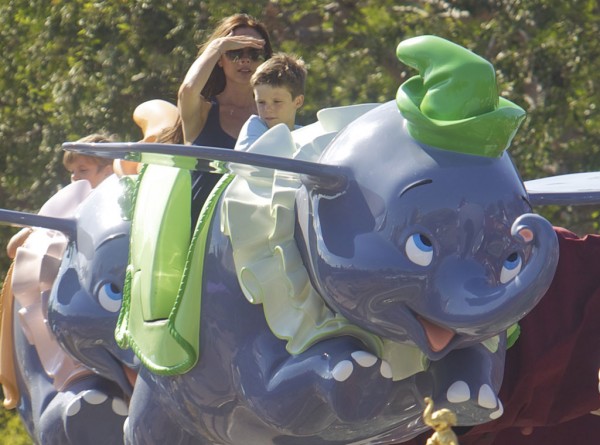 rs_1024x759-130823084006-1024.vic..beckhams.disney.82313