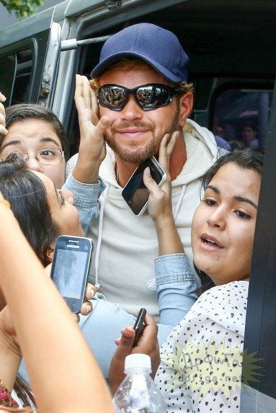 Øàëîâëèâûå ðó÷êè ïîêëîííèö è Êåëëàí Ëàòñ