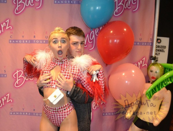 Øàëîâëèâûå ðóêè ïîêëîííèêà è Ìàéëè Ñàéðóñ