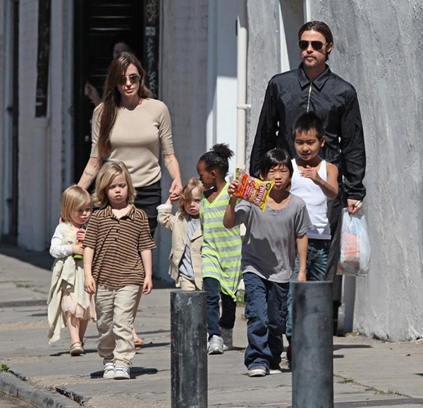March 19, 2011: Angelina Jolie, Brad Pitt, Maddox, Zahara, Shiloh, Pax, and twins Knox and Vivienne pictured in New Orleans. Angelina and the family recently arrived in New Orleans to be with brad who is in the middle of filming his latest movie project 'Killing Them Sofltly' on location in New Orleans, Louisiania. Credit: Swarbrick/Watts/INFphoto.com Ref.: infusny-169/uspa-06|sp|
