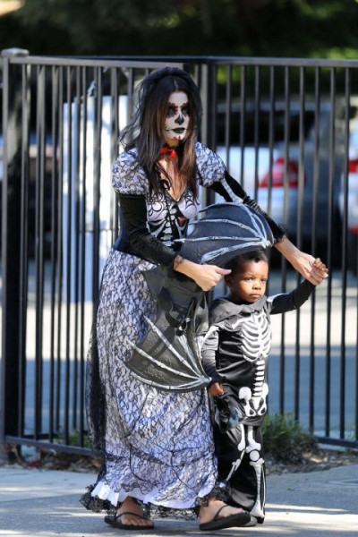 \"54aac91b61c0b_-_elle-celebrity-halloween-2013-03-sandra-bullock-xln-xln\"