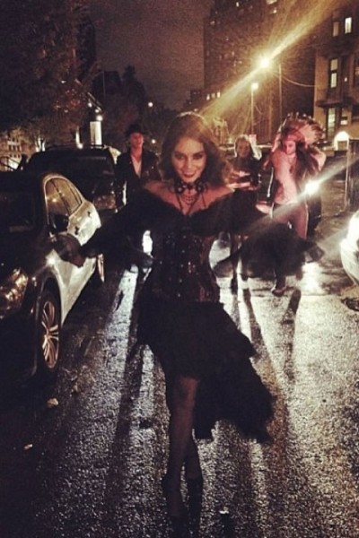 \"54aac9f343e3f_-_elle-02-vanessa-hudgens-halloween-2013-v\"