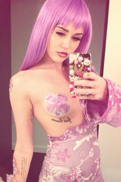 \"550260a40555e_-_elle-halloween-celebs-miley-cyrus-lil-kim-lgn\"