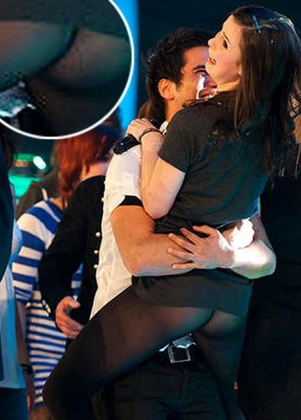 1283230601_zvezda_upskirt_23