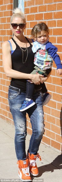 2E93B4D000000578-3324448-Looks_familiar_The_mother_of_three_pictured_in_October_left_and_-a-70_1447884833975