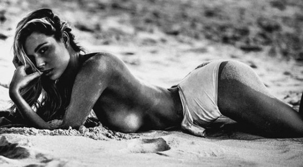 marie-zit-poedelnaakt-op-het-strand_0-640x354