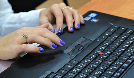 1269577 22.10.2012 Ученица школы №1020 города Москвы во время занятий по информатике. Владимир Песня/РИА Новости