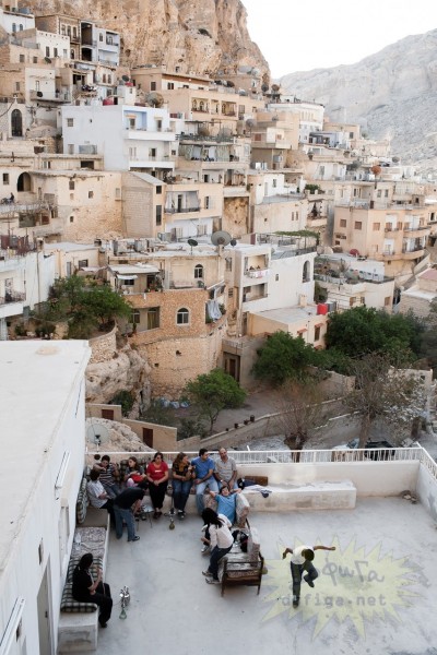 Äîñóã ñåìüè õðèñòèàí íà êðûøå äîìà â Ìààëþëÿ.