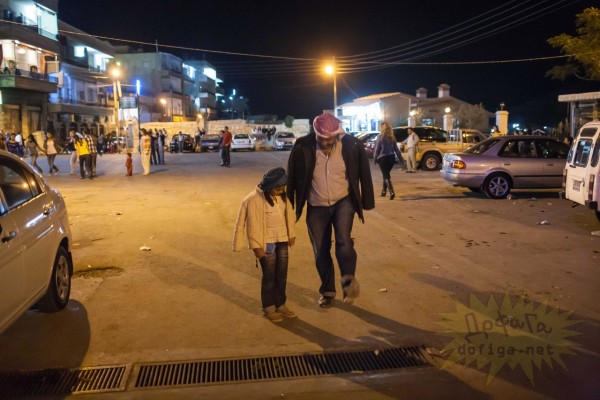 (Çäåñü è äàëåå - 2000-å ãîäû). Õðèñòèàíñêèé ãîðîä Ìààëþëÿ. Îòåö ó÷èò ñûíà ìåñòíîìó òàíöó.