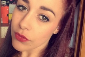 Æåëàíèå ïîêëîííèêîâ áûòü ïîõîæèìè íà çâåçä ïîðîé äîâîäèò èõ äî ñàìûõ îò÷àÿííûõ ìåð. Òàê, â Âåëèêîáðèòàíèè íåäàâíî ïîÿâèëîñü íîâîå âåÿíèå â èíäóñòðèè êðàñîòû HD-ïèãìåíòèðîâàíèå áðîâåé. Ïîäîáíàÿ ïðîöåäóðà ñòîèìîñòüþ 30 äîëëàðîâ ïðåäíàçíà÷åíà äëÿ îñîá, æåëàþùèõ èìåòü òàêèå æå ãóñòûå áðîâè, êàê ó ìîäåëè Êàðû Äåëåâèíü