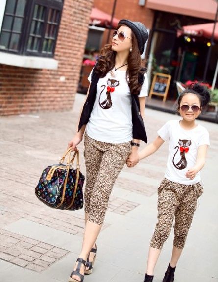 \"mother-daughter-matching-outfits-6\"