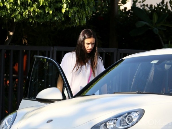 XopoM.com-Үнэтэй-машин-унадаг-12-алдартай-эмэгтэйчүүд-01