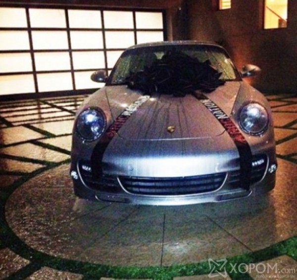 XopoM.com-Үнэтэй-машин-унадаг-12-алдартай-эмэгтэйчүүд-08