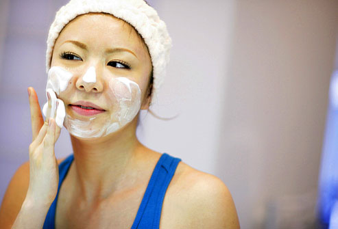 age_rf_photo_of_girl_washing_face_with_foaming_cleanser