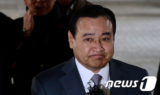 À̿ϱ¸ Àü ±¹¹«ÃѸ®°¡ 5ÀÏ ¿ÀÀü ¼¿ï ¼Ãʵ¿ ¼¿ïÁß¾ÓÁö¹æ¹ý¿øÀ¸·Î Á¤Ä¡Àڱݹý À§¹Ý °á½É °øÆÇ Ãâ¼®À» À§ÇØ µµÂø, ÃëÀçÁøÀÇ Áú¹®À» ¹ÞÀ¸¸ç ±»Àº Ç¥Á¤À» Áþ°í ÀÖ´Ù. 2016.1.5/´º½º1