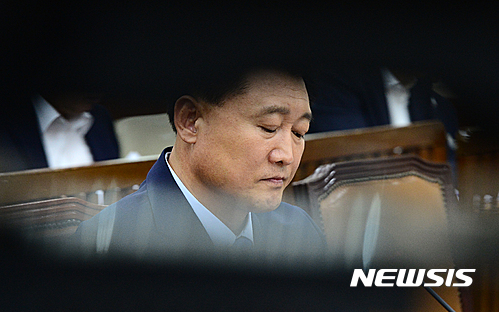 ¡¼¼­¿ï=´º½Ã½º¡½ÀÌÁ¾Ã¶ ±âÀÚ = 19ÀÏ ¼­¿ï ¿©ÀÇµµ ±¹È¸¿¡¼­ ¿­¸° ¾ÈÀüÇàÁ¤À§¿øÈ¸ ÀüÃ¼È¸ÀÇ ÀÌÃ¶¼º °æÂûÃ»Àå ³»Á¤ÀÚ ÀÎ»çÆ¯º°Ã»¹®À§¿øÈ¸¿¡¼­ ÀÌÃ¶¼º ³»Á¤ÀÚ°¡ À½ÁÖ¿îÀü »ç°í ´ç½Ã ½ÅºÐÀ» ¼û±ä°Í¿¡ ´ëÇÑ ÀÇ¿øµéÀÇ ÁúÀÇ¿¡ ½É°¢ÇÑ Ç¥Á¤À» ÇÏ°í ÀÖ´Ù. 2016.08.19. jc4321@newsis.com