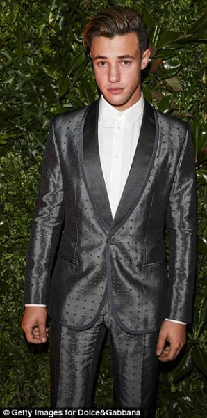 38cb083e00000578-0-image-a-218_1474847315863