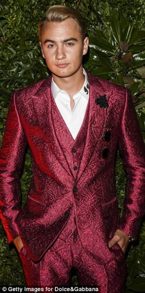 38cb08ee00000578-0-image-a-219_1474847315864