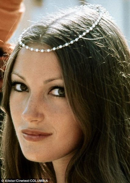 3940a2bb00000578-3829876-jane_seymour_in_1977-a-41_1476085157797
