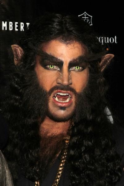 wenn_halloween_costume_adamlevine_101716_1200x1800-400x600