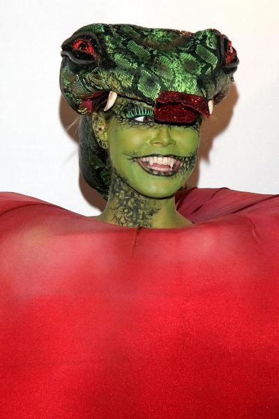 wenn_heidiklum_halloween_costume_2006_101716_1200x1800_1-400x600