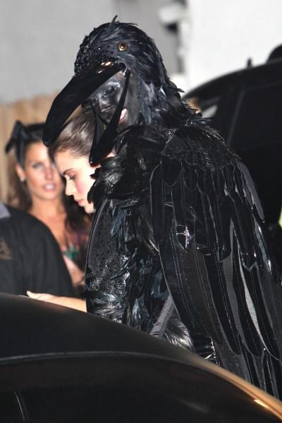 wenn_heidiklum_halloween_costume_2009_101716_1200x1800_2-400x600