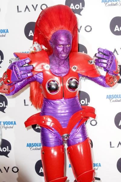 wenn_heidiklum_halloween_costume_2010_101716_1200x1800_2-400x600