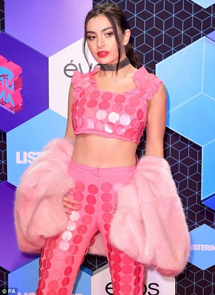 3a1fd7c500000578-3910960-image-a-162_1478462104585