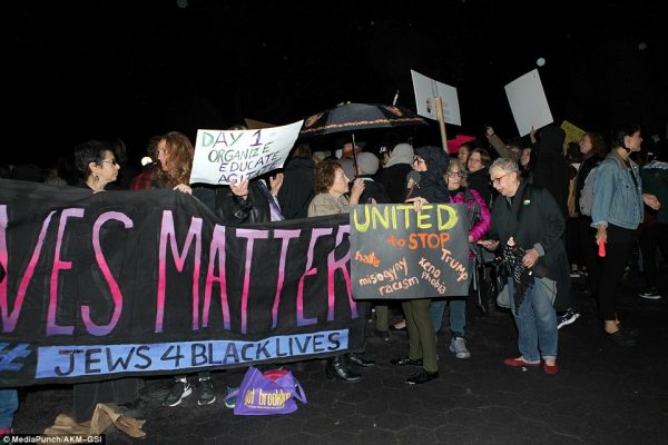 3a37424000000578-3922098-image-a-10_1478736533708