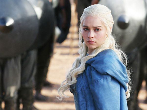 mi-emilia-clarke-game-of-thrones-hbo-blue-battle