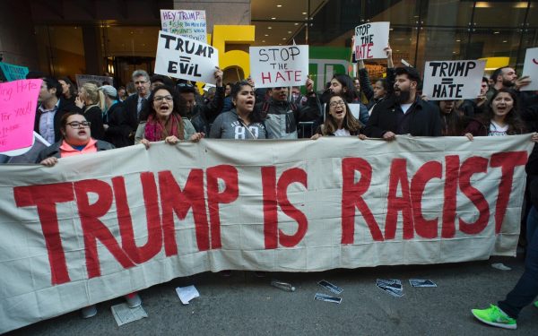 manifestation-anti-trump-devant-gare-grand-central-new-york-pres-laquelle-tenait-gala-republicains-grand-hyatt-14-avril-2016_0_1400_874