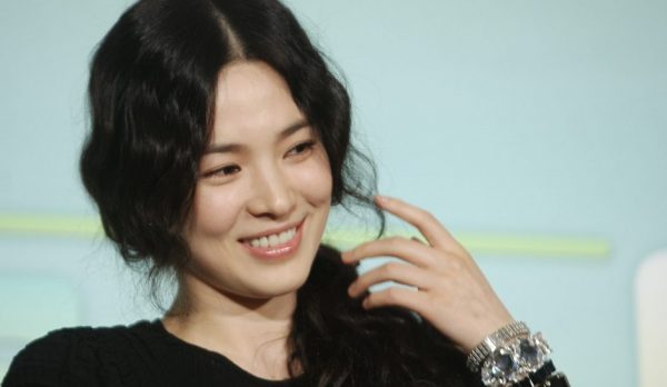 South Korean actress Song Hye-kyo poses for photographers during an event for her soap opera "WORLDs within" Saturday, April 10, 2010, in Taipei, Taiwan. (AP Photo/Chiang Ying-ying) South Korean actress Song Kye Kyo poses for photographers during a media event announcing her soap opera "WORLDs within …," Saturday, April 10, 2010, in Taipei, Taiwan. (AP Photo/Chiang Ying-ying)
